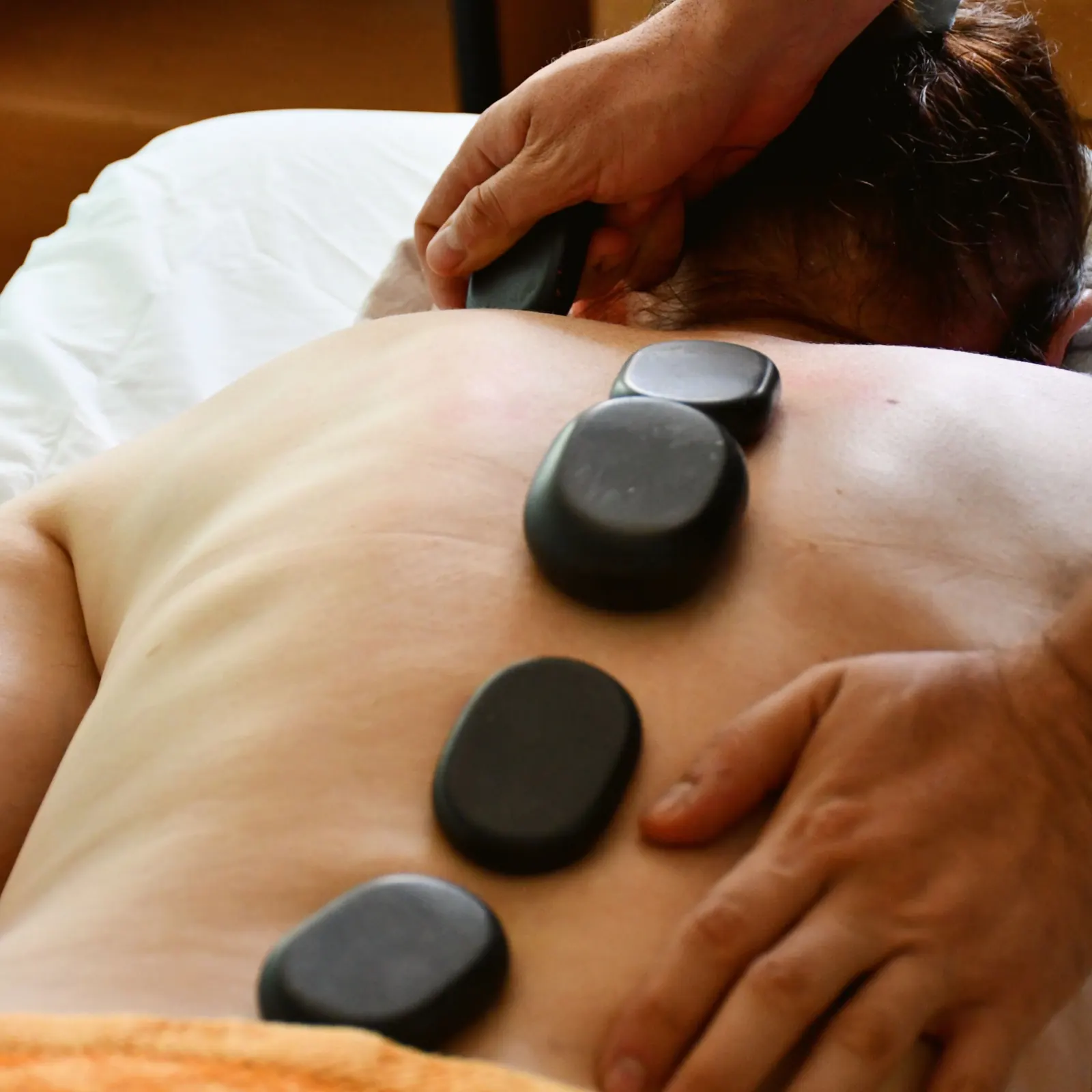 Massage aux Pierres chaudes au cabinet Diffuseur de Détente
